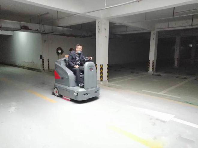 葫芦岛小区物业保洁不用人力改用驾驶式洗地机了